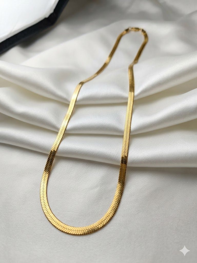 Trinoraa Flat Snake Bone Gold Neckchain