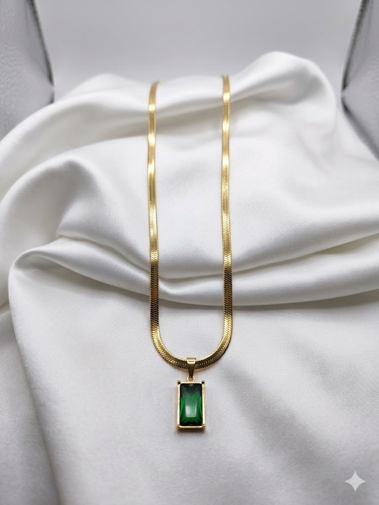 Trinoraa Emerald Green Rectangle Snake Neckchain