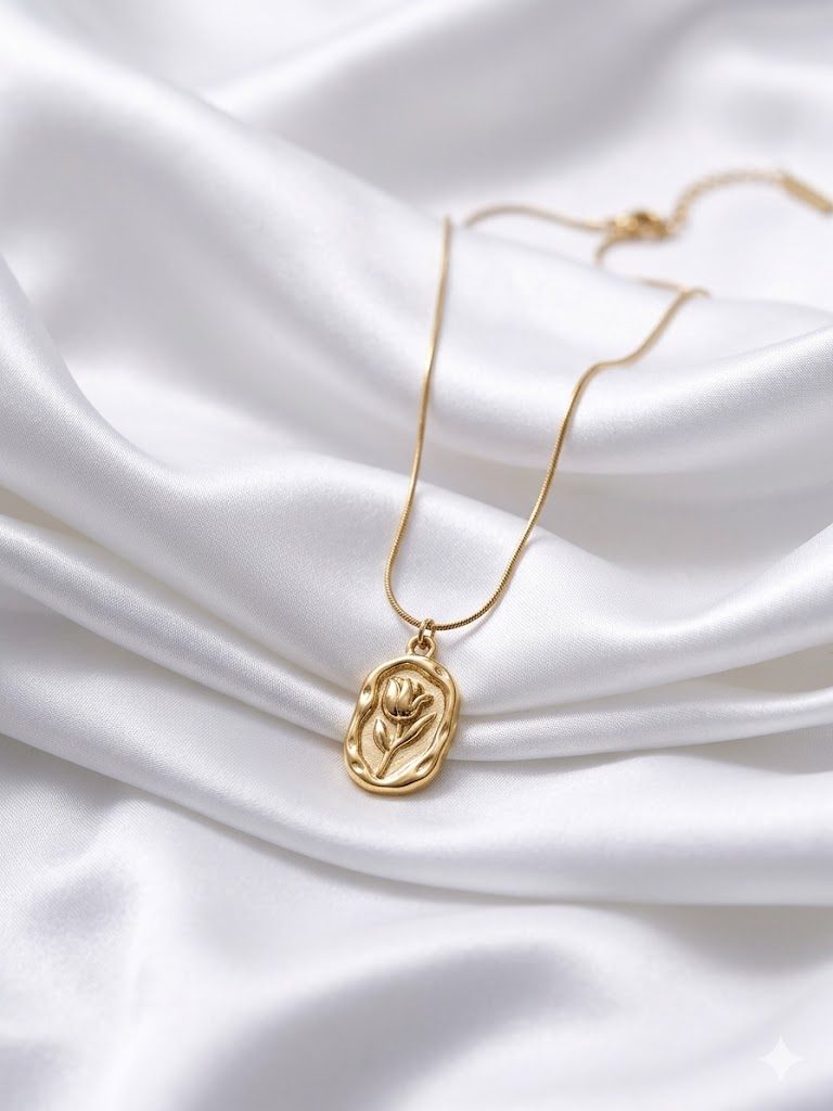 Trinoraa Vintage Rose Oval Medallion Neckchain
